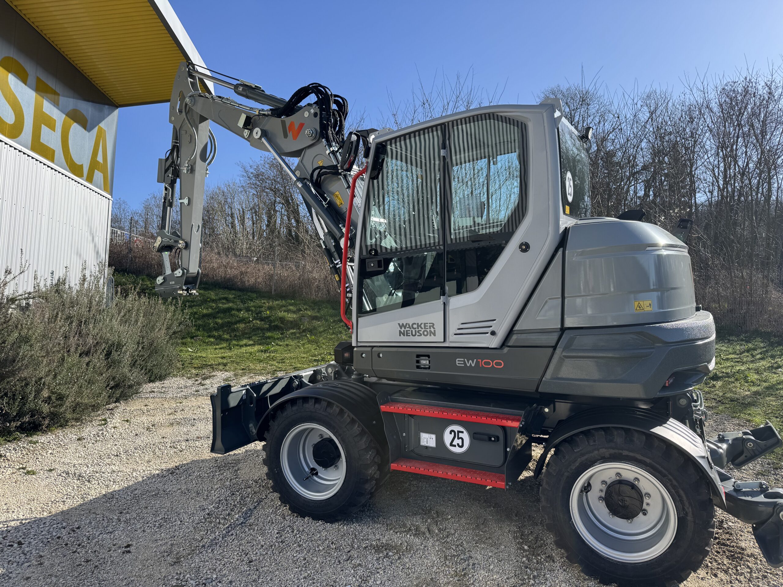 Pelle sur pneus EW100: Conception innovante, l’avenir des pelles sur pneus